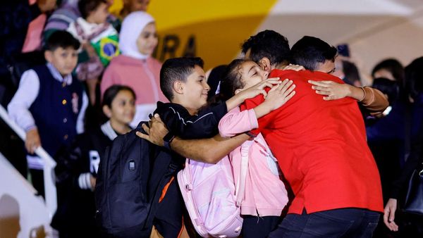 Momen Haru Warga Brasil Berhasil Dievakuasi dari Jalur Gaza