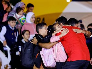 Momen Haru Warga Brasil Berhasil Dievakuasi dari Jalur Gaza Momen Haru Warga Brasil Berhasil Dievakuasi dari Jalur Gaza
