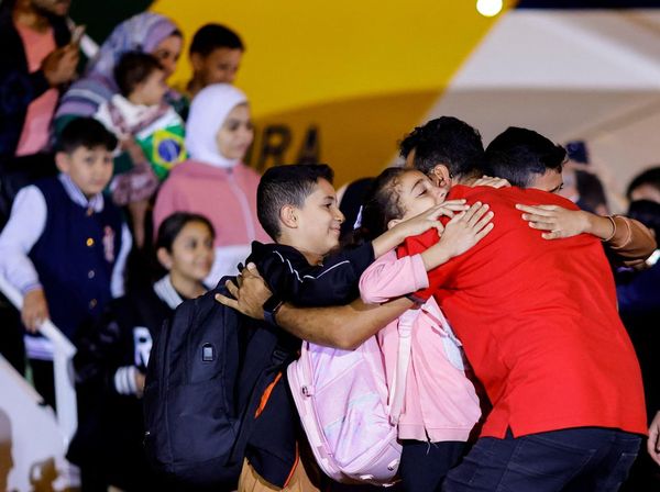 Momen Haru Warga Brasil Berhasil Dievakuasi dari Jalur Gaza