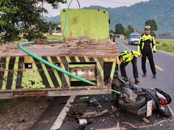 Pengendara Motor Tewas Usai Tabrak Truk Tronton Mogok di Jalan