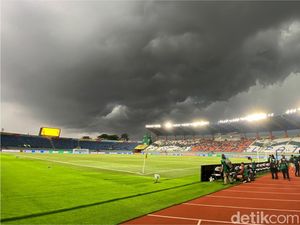 Awan Hitam Menggelayut di Jalak Harupat, Laga Senegal Vs Polandia Terhenti