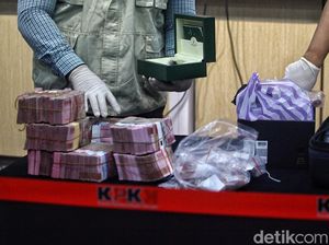 Penampakan Jam Rolex-Tumpukan Uang di Kasus Pj Bupati Sorong