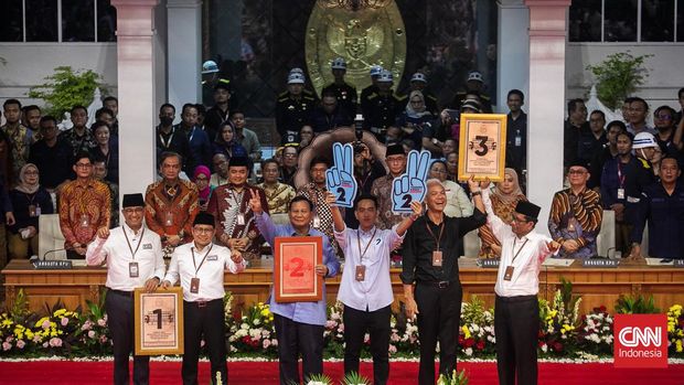 Pasangan Anies Baswedan dan Muhaimin Iskandar (kiri), Prabowo Subianto dan Gibran Rakabuming Raka (tengah), Ganjar Pranowo dan Mahfud MD (kanan) saat pengundian nomor urut Pilpres 2024 di KPU RI, Jakarta, Selasa (14/11). (CNN Indonesia/Adi Ibrahim)