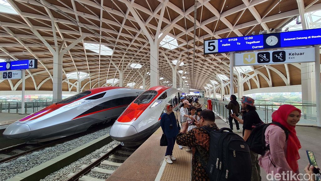 Jumlah penumpang Kereta Cepat Whoosh pada 12 November 2023 tembus 21.312 orang. Angka itu memecahkan rekor penumpang terbanyak.