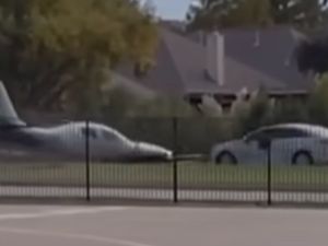 Kecelakaan Langka! Begini Detik-detik Pesawat Tabrak Mobil Hyundai Kecelakaan Langka! Begini Detik-detik Pesawat Tabrak Mobil Hyundai