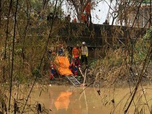 Mayat Pria Tanpa Identitas Ditemukan di Kali Angke, 3 Saksi Diperiksa Mayat Pria Tanpa Identitas Ditemukan di Kali Angke, 3 Saksi Diperiksa