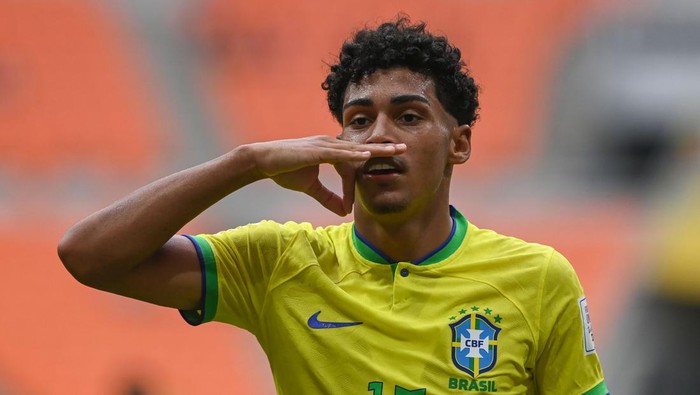 Pesepak bola Timnas Brasil Estevao (kiri) melakukan selebrasi usai mencetak gol ke gawang Timnas Kaledonia Baru dalam penyisihan Grup C Piala Dunia U-17 di Jakarta International Stadium, Jakarta, Selasa (14/11/2023). ANTARA FOTO/Sigid Kurniawan/tom.