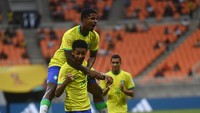 Kaua Elias menambah gol lagi di injury time setelah menyambar bola rebound.