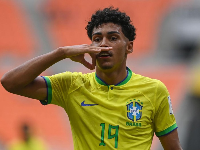Pesepak bola Timnas Brasil Estevao (kiri) melakukan selebrasi usai mencetak gol ke gawang Timnas Kaledonia Baru dalam penyisihan Grup C Piala Dunia U-17 di Jakarta International Stadium, Jakarta, Selasa (14/11/2023). ANTARA FOTO/Sigid Kurniawan/tom.