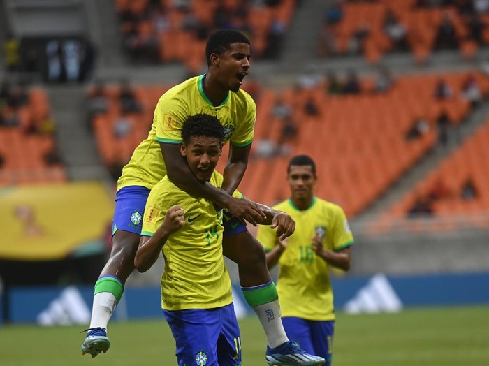 Pesepak bola Timnas Brasil Estevao (kiri) melakukan selebrasi usai mencetak gol ke gawang Timnas Kaledonia Baru dalam penyisihan Grup C Piala Dunia U-17 di Jakarta International Stadium, Jakarta, Selasa (14/11/2023). ANTARA FOTO/Sigid Kurniawan/tom.