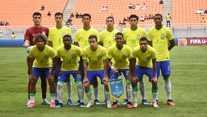 Piala Dunia U-17: Brasil melawan Kaledonia Baru Pesepak bola Timnas Brasil Estevao (kiri) melakukan selebrasi usai mencetak gol ke gawang Timnas Kaledonia Baru dalam penyisihan Grup C Piala Dunia U-17 di Jakarta International Stadium, Jakarta, Selasa (14/11/2023). ANTARA FOTO/Sigid Kurniawan/tom.