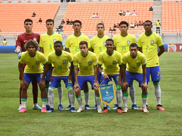 Pesepak bola Timnas Brasil Estevao (kiri) melakukan selebrasi usai mencetak gol ke gawang Timnas Kaledonia Baru dalam penyisihan Grup C Piala Dunia U-17 di Jakarta International Stadium, Jakarta, Selasa (14/11/2023). ANTARA FOTO/Sigid Kurniawan/tom.