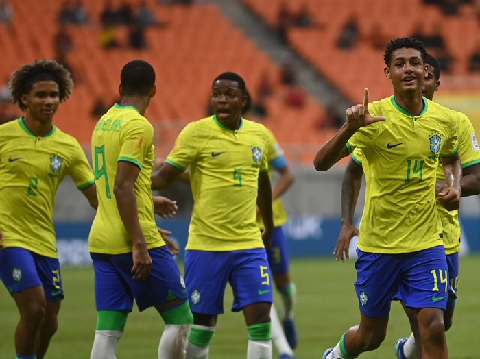 Pesepak bola Timnas Brasil Estevao (kiri) melakukan selebrasi usai mencetak gol ke gawang Timnas Kaledonia Baru dalam penyisihan Grup C Piala Dunia U-17 di Jakarta International Stadium, Jakarta, Selasa (14/11/2023). ANTARA FOTO/Sigid Kurniawan/tom.
