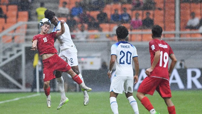 Sejumlah pesepak bola Timnas Inggris dan official meluapkan kegembiraan usal laga melawan Timnas Iran dalam laga penyisihan Grup C Piala Dunia U-17 di Jakarta International Stadium, Jakarta, Selasa (14/11/2023). Inggris berhasil menang dengan skor 2-1. ANTARA FOTO/Akbar Nugroho Gumay/YU