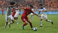 Inggris vs Iran berlangsung di Jakarta International Stadium (JIS), Selasa (14/11/2023) malam WIB. Laga ini diguyur hujan sejak menit pertama.