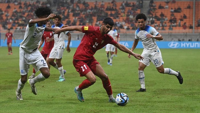 Piala Dunia U-17: Inggris kalahkan Iran Sejumlah pesepak bola Timnas Inggris dan official meluapkan kegembiraan usal laga melawan Timnas Iran dalam laga penyisihan Grup C Piala Dunia U-17 di Jakarta International Stadium, Jakarta, Selasa (14/11/2023). Inggris berhasil menang dengan skor 2-1. ANTARA FOTO/Akbar Nugroho Gumay/YU