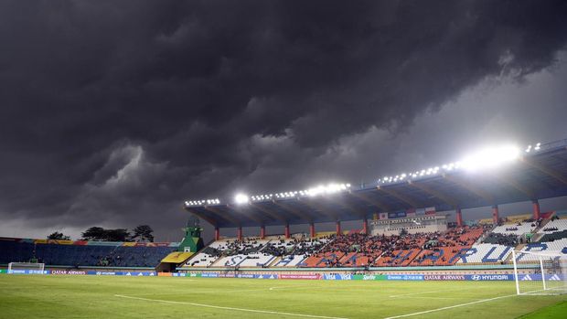 Penonton berada di tribun saat penghentian sementara pertandingan Timnas Polandia melawan Senegal pada pertandingan Grup D Piala Dunia U-17 2023 di Stadion Si Jalak Harupat, Kabupaten Bandung, Jawa Barat, Selasa (14/11/2023). Wasit menghentikan pertandingan sementara karena faktor cuaca untuk menjaga keselamatan pemain, ofisial, dan penonton serta akan dilanjutkan kembali setelah dianggap aman.ANTARA FOTO/Wahyu Putro A/tom.