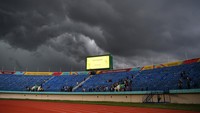 Untuk menjaga keselamatan pemain, ofisial, perangkat pertandingan dan penonton, akhirnya pertandingan ditunda sementara.  