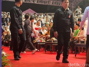 Momen Gibran-Kaesang Cium Tangan Megawati, Prabowo Salaman