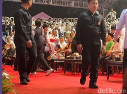 Momen Gibran-Kaesang Cium Tangan Megawati, Prabowo Salaman