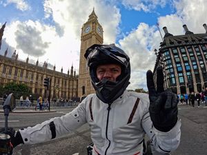 Wow! Pengusaha Ini Naik Motor Listrik dari Jakarta ke London
