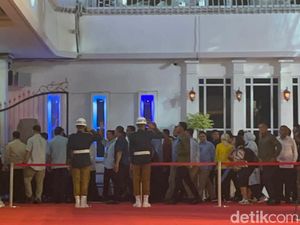 Prabowo-Gibran Tiba di KPU Gunakan Bus Listrik