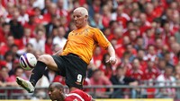 Pemain Hull City, Dean Windass di musim 2008/2009 pernah bikin gol dan tercatat di usia 39 tahun, 231 hari (AP)