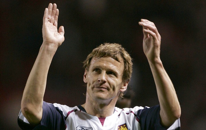 Ryan Giggs, Teddy Sheringham, Dean Windass ** FILE ** Teddy Sheringham of West Ham and formerly of Manchester United applauds the crowd after the teams' English Premier League soccer match at Old Trafford Stadium, Manchester, England, in this Wednesday March 29, 2006 file photo. Teddy Sheringham turns 40 on Sunday, and 35,000 fans at West Ham will help him celebrate. The former England striker, who helped Manchester United win the Champions League seven years ago, will become the second oldest outfield player in a Premier League game when he takes the field against Charlton at West Ham's Upton Park. (AP Photo/Jon Super) ** NO INTERNET/MOBILE USAGE WITHOUT FAPL LICENSE - SEE IPTC SPECIAL INSTRUCTIONS FIELD FOR DETAILS **