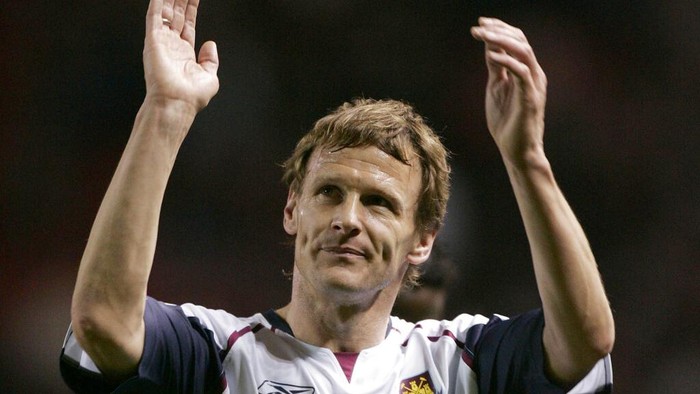 Ryan Giggs, Teddy Sheringham, Dean Windass ** FILE ** Teddy Sheringham of West Ham and formerly of Manchester United applauds the crowd after the teams' English Premier League soccer match at Old Trafford Stadium, Manchester, England, in this Wednesday March 29, 2006 file photo. Teddy Sheringham turns 40 on Sunday, and 35,000 fans at West Ham will help him celebrate. The former England striker, who helped Manchester United win the Champions League seven years ago, will become the second oldest outfield player in a Premier League game when he takes the field against Charlton at West Ham's Upton Park. (AP Photo/Jon Super) ** NO INTERNET/MOBILE USAGE WITHOUT FAPL LICENSE - SEE IPTC SPECIAL INSTRUCTIONS FIELD FOR DETAILS **