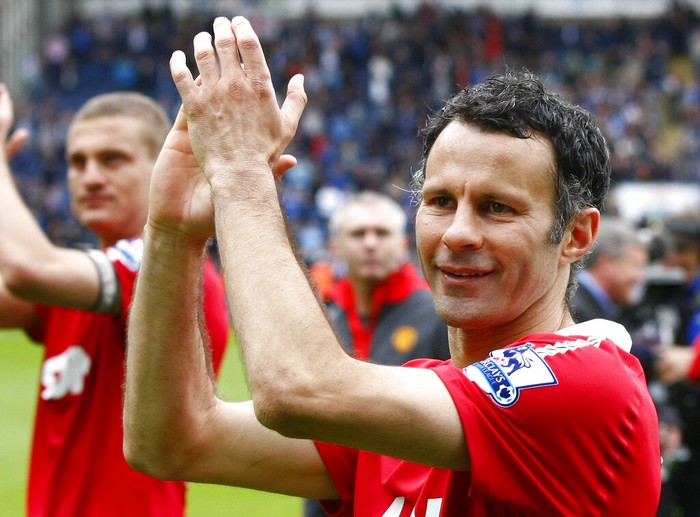 Ryan Giggs, Teddy Sheringham, Dean Windass ** FILE ** Teddy Sheringham of West Ham and formerly of Manchester United applauds the crowd after the teams' English Premier League soccer match at Old Trafford Stadium, Manchester, England, in this Wednesday March 29, 2006 file photo. Teddy Sheringham turns 40 on Sunday, and 35,000 fans at West Ham will help him celebrate. The former England striker, who helped Manchester United win the Champions League seven years ago, will become the second oldest outfield player in a Premier League game when he takes the field against Charlton at West Ham's Upton Park. (AP Photo/Jon Super) ** NO INTERNET/MOBILE USAGE WITHOUT FAPL LICENSE - SEE IPTC SPECIAL INSTRUCTIONS FIELD FOR DETAILS **