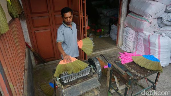 Sapu Gelagah Purbalingga Tembus Pasar Luar Negeri, Begini Pembuatannya