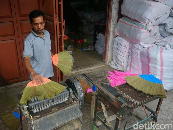 Sapu Gelagah Purbalingga Tembus Pasar Luar Negeri, Begini Pembuatannya