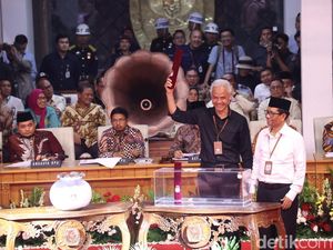 Hasil Survei Ganjar-Mahfud Kalah, PDIP Coret Gambar Jokowi dari Baliho Hasil Survei Ganjar-Mahfud Kalah, PDIP Coret Gambar Jokowi dari Baliho