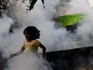 Bangladesh Diamuk Lonjakan Kasus DBD, Faskes Penuh Sesak-1 Bed Diisi 2 Pasien Bangladesh Diamuk Lonjakan Kasus DBD, Faskes Penuh Sesak-1 Bed Diisi 2 Pasien
