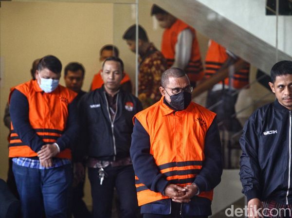 Terjaring OTT, Pj Bupati Sorong Berompi Tahanan KPK