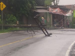 Tiang Roboh Ditabrak Truk, Listrik Satu Desa di Pandeglang Padam