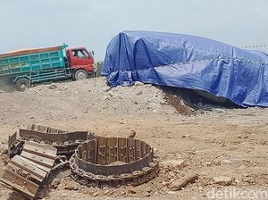 Truk Molen Proyek Tol Terguling di Klaten Gagal Dievakuasi, Ini Penampakannya Truk Molen Proyek Tol Terguling di Klaten Gagal Dievakuasi, Ini Penampakannya