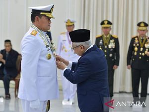Maruf Amin Beri Kehormatan Bintang Yudha Dharma Utama ke Laksamana Yudo