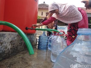 Warga Kota Blitar Berebut Air Bersih dengan Bawa Galon Warga Kota Blitar Berebut Air Bersih dengan Bawa Galon