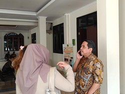 Sidang Perdana Gugatan Rp 200 M PDIP, Ade Armando Tiba di PN Cibinong