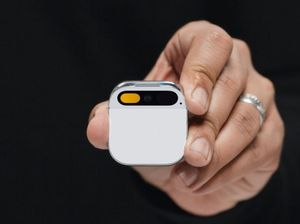 AI Pin, Kotak Kecil yang Bakal Gantikan Ponsel di Masa Depan AI Pin, Kotak Kecil yang Bakal Gantikan Ponsel di Masa Depan