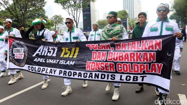 Jelang Konser, Coldplay Didemo Massa Geranati LGBT