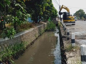 Kapok Kebanjiran, Saluran Tepi Jalan Jogja-Solo di Ceper Klaten Dikeruk