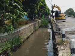 Kapok Kebanjiran, Saluran Tepi Jalan Jogja-Solo di Ceper Klaten Dikeruk