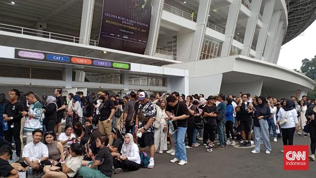 Antrean fan sembari menunggu open gate konser Coldplay Jakarta di Stadion Utama Gelora Bung Karno, Rabu (15/11). (Indonesia/Muhammad Feraldi)
