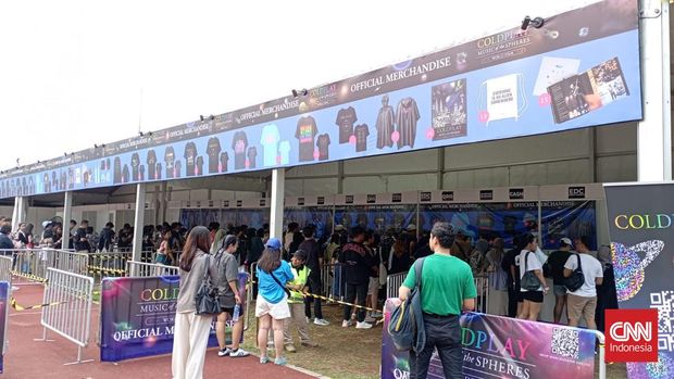 Antrean fan sembari menunggu open gate konser Coldplay Jakarta di Stadion Utama Gelora Bung Karno, Rabu (15/11). (CNN Indonesia/Muhammad Feraldi)