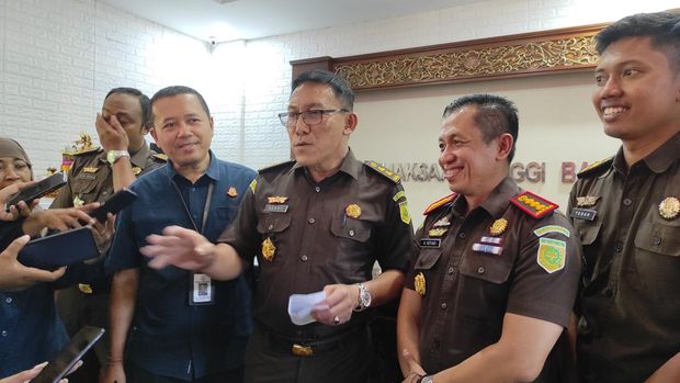 Aspidsus Kejati Bali Deddy Koerniawan memberikan keterangan perihal penangkapan lima petugas imigrasi di Bandara Ngurah Rai di Kejati Bali, Rabu (15/11/2023).