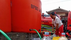 Potret Warga Kota Blitar Antre  Air Bersih