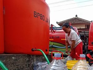 Potret Warga Kota Blitar Antre Air Bersih Potret Warga Kota Blitar Antre Air Bersih