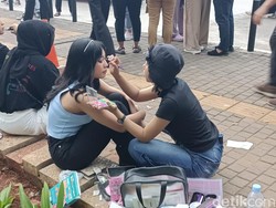 Baru 5 Jam, Wanita Ini Raup Rp 1 Juta dari Jasa Make Up di Konser Coldplay